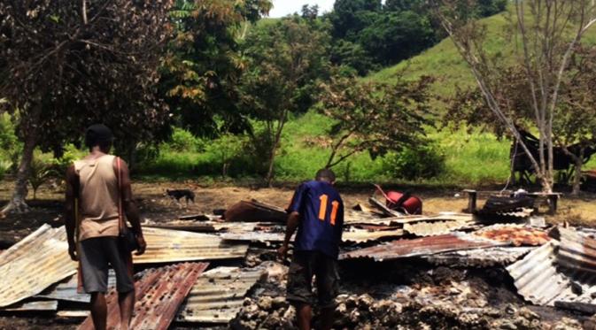 Sekelompok orang membakar belasan rumah di Dusun Hansambe, Kampung Putali, Distrik Ebungfauw, Kabupaten Jayapura, Papua. (Liputan6.com/Katharina Janur)