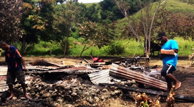 Sekelompok orang membakar belasan rumah di Dusun Hansambe, Kampung Putali, Distrik Ebungfauw, Kabupaten Jayapura, Papua. (Liputan6.com/Katharina Janur)