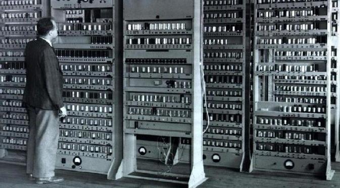 Ilustrasi: Joan Clarke bersama Alan Turing dan sekelompok matematikawan lain berhasil memecah kode sandi milik Jerman bernama Enigma (sumber: gizmodo.com)