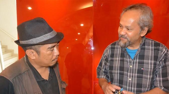 Budi Rahardjo (kanan) tengah membicarakan SBC setelah acara CodeMeetUp #78 di Digilife, Bandung. Liputan6.com/Muhammad Sufyan Abdurrahman