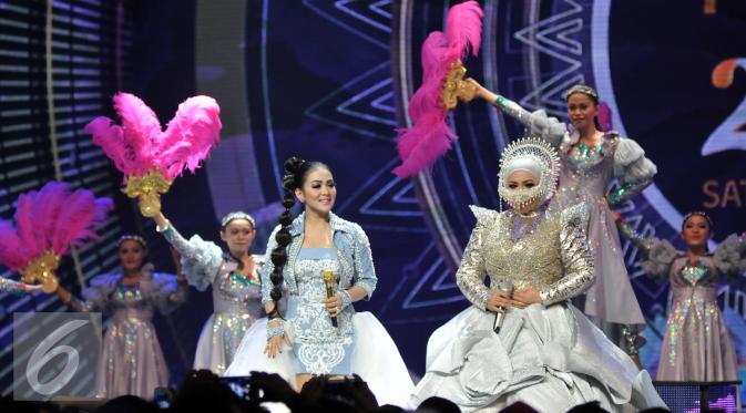 Syahrini dan Melly Goeslaw tampil mengenakan gaun yang terlihat mewah dan gemerlap di Malam Puncak HUT SCTV ke 26 di Istora Senayan, Jakarta, Rabu (24/8). Keduanya seudah berjanji akan membuat heboh panggung HUT SCTV. (Liputan6.com/Johan Tallo)