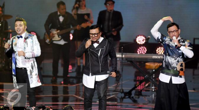 Kolaborasi antara Kahitna dan Yovie & Nuno berhasil membuat panggung HUT 26 SCTV semakin meriah, Jakarta, Selasa (24/8). (Liputan6.com/Johan Tallo)