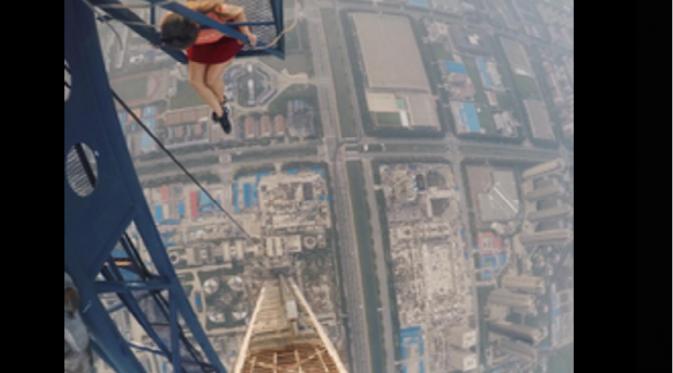 Ini Angela Nikolau, perempuan yang rela memanjat crane di atas gedung untuk mendapatkan selfie terbaik (Sumber: Phone Arena)