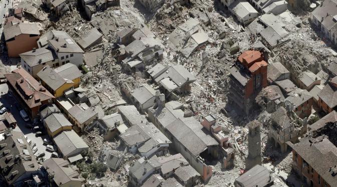 Hingga kini 156 orang meninggal menjadi korban gempa Italia, sedangkan ratusan orang lainnya mengalami luka. (Foto: timedotcom.files.wordpress.com)