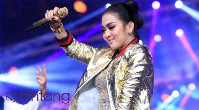 Syahrini saat beraksi di atas panggung. (Adrian Putra/Bintang.com)