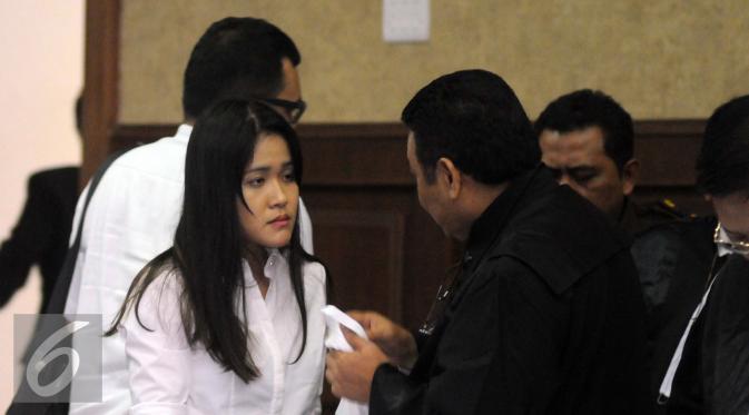 Ekspresi lelah Jessica Wongso saat berbincang dengan kuasa hukumnya saat menjalani sidang lanjutan kasus kematian Wayan Mirna Salihin di PN Jakarta Pusat, Kamis (25/8). (Liputan6.com/Helmi Afandi)