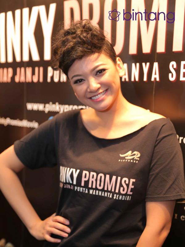 Agni Pratistha rela memotong rambutnya demi perannya sebagai Tika dalam film Pinky Promise. Agni memerankan Tika, perempuan yang survival kanker. (Andy Masela/Bintang.com)