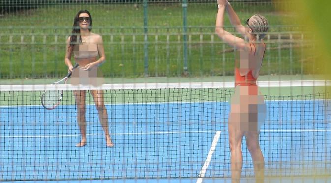 Kim Kardashian bertanding tenis dengan seorang kawan dengan mengenakan bikini (Splash News)