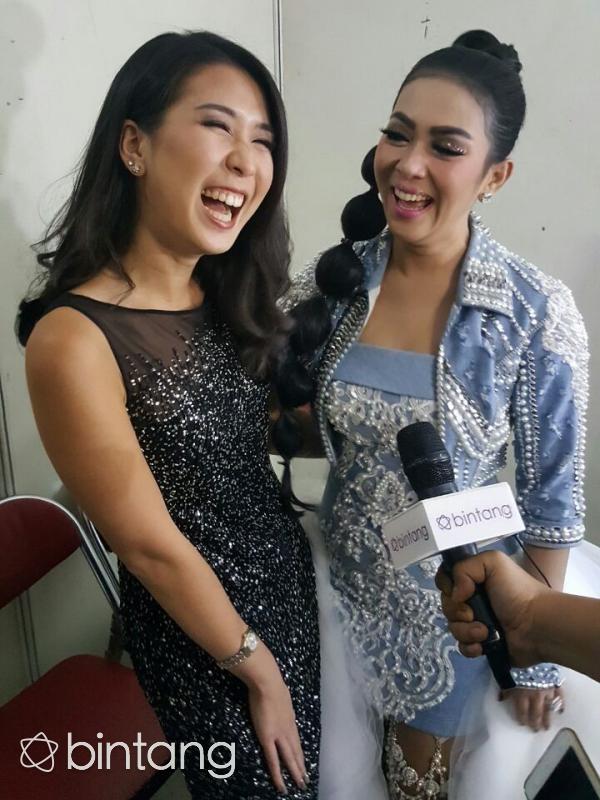 Dua sahabat, Syahrini dan Christie Hartono saat bertemu di belakang panggung HUT SCTV ke-26, Rabu (24/8/2016). (Galih W. Satria/Bintang.com)
