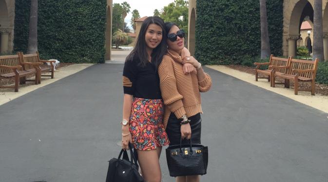 Syahrini dan sahabatnya, Christie Hartono sedang berpose bersama. (instagram @christiehartono)