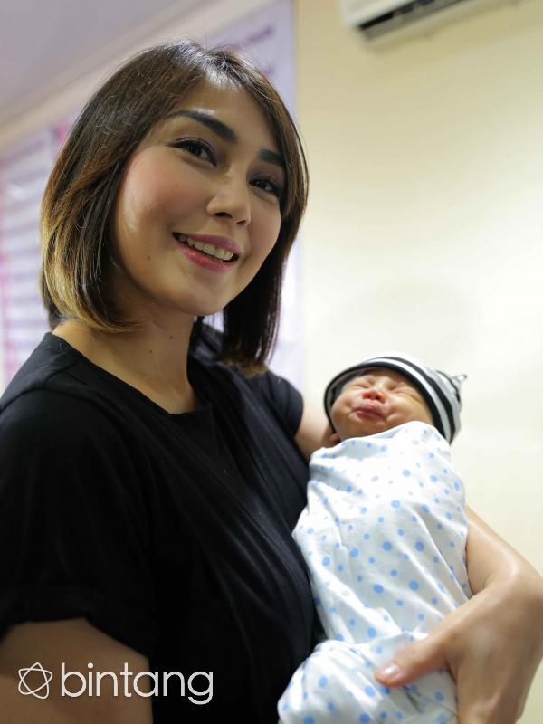Fenita Arie saat preskon kelahiran anak ketiga. (Andy Masela/Bintang.com)