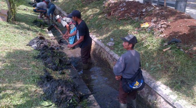 Aksi bersih-bersih dari petugas kebersihan dari pemkab Purwakarta di Stadion si Jalak Harupat (Istimewa/Liputan6.com)