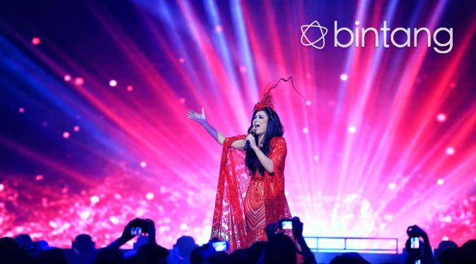 Diva pop Indonesia, Krisdayanti tampil sesuai dengan janji pada malam puncak HUT SCTV ke-26. Istri Raul Lemos itu tampil dengan busana glamor dan elegan yang disiarkan secara langsung dari Istora Senayan. (Adrian Putra/Bintang.com)