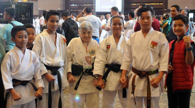 Perla Fernandez (keempat dari kanan) berfoto bersama karateka Indonesia (Liputan6.com/Helmi Fitriansyah)