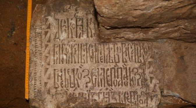 Satu-satunya prasisti bertulisan nama penghuni makam yang ditemukan (Institute of Archeology RAS/Dailymail.com)