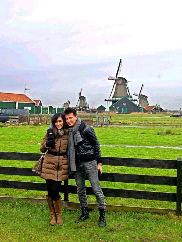 Zora Vidyanata dan Dono Indarto saat berlibur di Belanda (Dok. Pribadi)