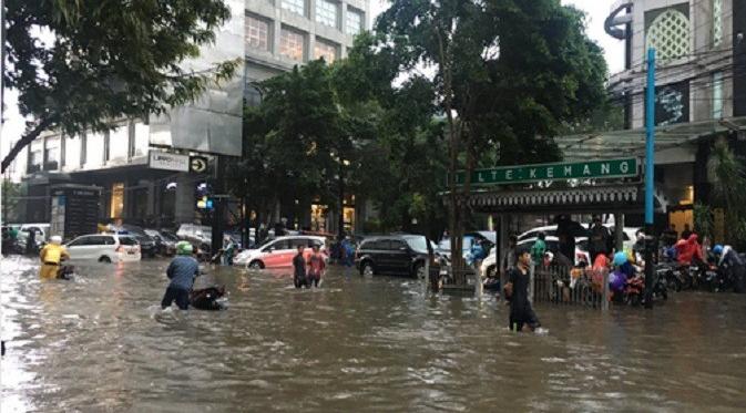 Banjir juga melanda kawasan Kemang, Jakarta Selatan. Ketinggian air mencapai 70 sentimeter. (TMC Polda Metro Jaya)