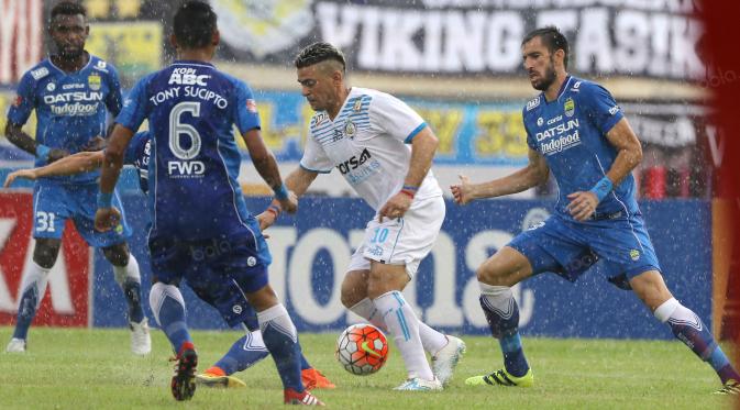 Cristian Gonzales melewati para pemain Persib pada laga Torabika SC 2016 di Stadion Si Jalak Harupat, Soreang, Bandung, Sabtu (27/8/2016). (Bola.com/Nicklas Hanoatubun)