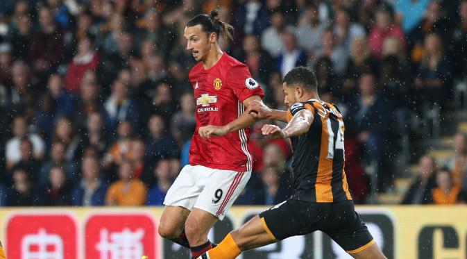 Zlatan Ibrahimovic tak berkutik menghadapi pertahanan ketat Hull City (Reuters).