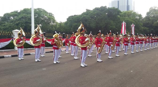 Seremoni pergantian pasukan jaga Istana Kepresidenan diawali dengan pertunjukan musik oleh Paspampres dalam Car Free Day (CFD) di seputar Medan Merdeka Barat, Jakarta, Minggu (28/8/2016). (Delvira Hutabarat/Liputan6.com)