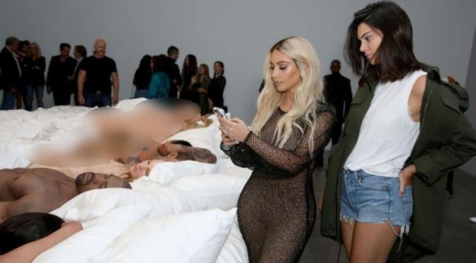 Kim Kardashian tak mampu tutupi kegelian saat melihat replika Taylor Swift yang tengah bugil di sebuah pameran. (Mirror.co.uk)