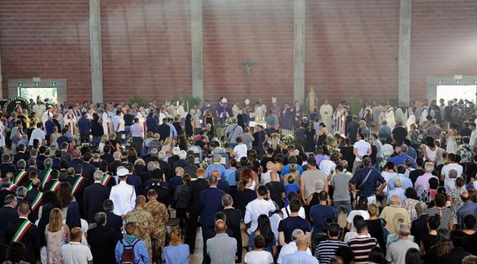 Presiden Italia Sergio Mattarella menghadiri pemakaman korban gempa (Reuters)