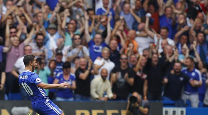 Gelandang Chelsea, Eden Hazard berteriak ke arah fans usai mencetak gol ke gawang Burnley, pada lanjutan Premier League 2016-2017, di Stadion Stamford Bridge, Sabtu (27/8/2016) malam WIB. Hazard membawa Chelsea unggul 3-0.  (Reuters/Eddie Keogh)