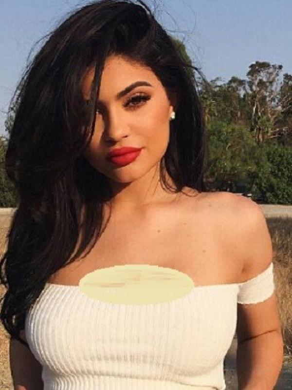 Payudara Kylie Jenner terlihat lebih besar di unggahan Instagramnya ini.