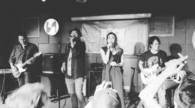 Tyas Mirasih bernyanyi di atas panggung untuk pertama kali bersama Bunga Band. (Instagram)