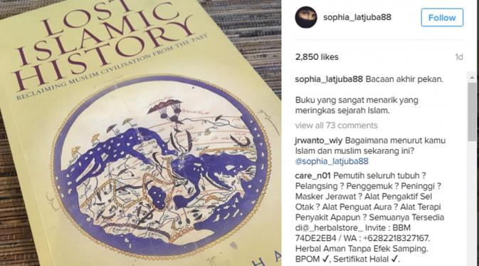 Postingan Sophia Latjuba di Instagram tentang dirinya yang tengah membaca buku sejarang Islam. (instagram @sophia_latjuba88)