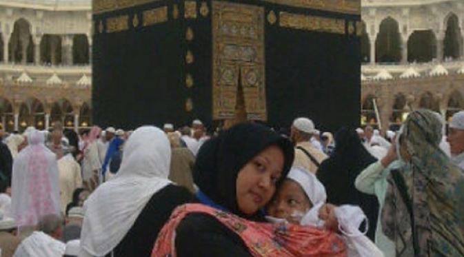 Mendiang Cantika digendong sang bunda saat melakukan umrah. (Instagram @cantika_aldi)