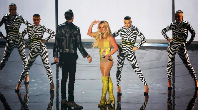 Aksi panggung Britney Spears saat acara MTV VMA 2016 di New York, AS, (28/8). Britney Spears tampil memukau dengan tarian-tariannya saat berduet dengan rapper G-Eazy. (REUTERS/Lucas Jackson)