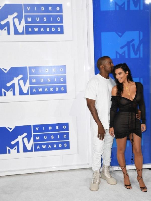 Kemesraan Kim Kardashian dan Kanye West di VMA 2016. (AFP/Bintang.com)