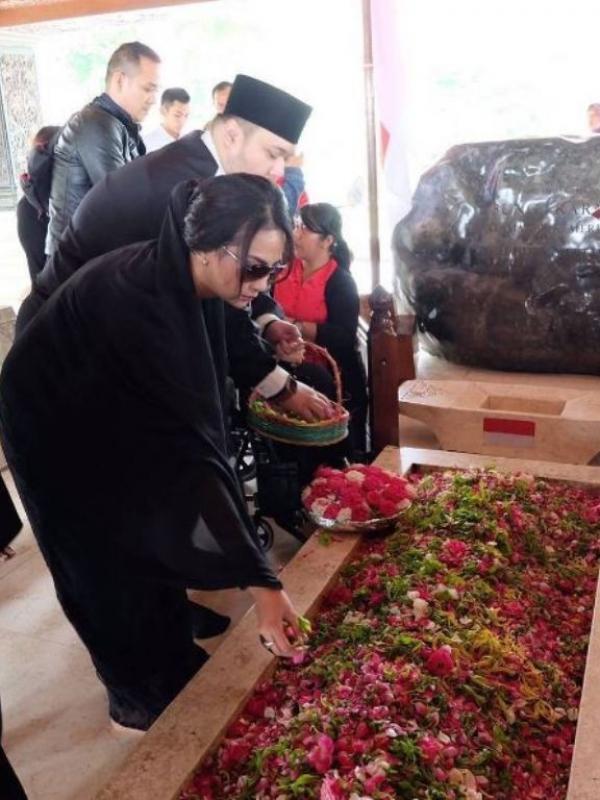 Vanessa Angel dan Didi Mahardhika nyekar ke makam Soekarno [foto: instagram]