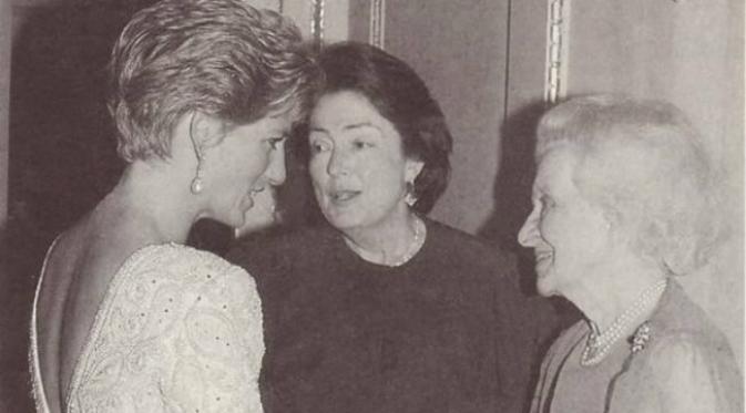 Lady Ruth Fermoy (paling kanan), nenek kandung Putri Diana. Mungkinkah segala kisah keintiman seks kalangan Keluarga Kerajaan Inggris bisa memicu kemarahan yang berujung kepada pembunuhan? (Sumber Pinterest)