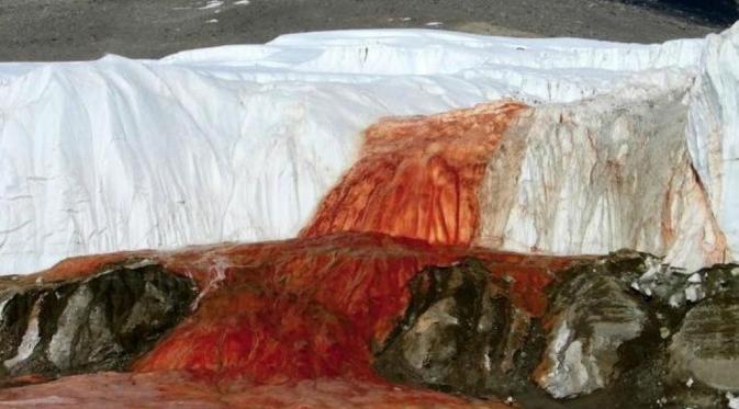 Air Terjun 'Darah' Mengalir di Antartika, Bukti Pernah Ada Alien? (News.com.au)