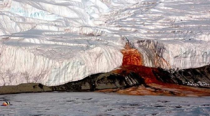 Air Terjun 'Darah' Mengalir di Antartika, Bukti Pernah Ada Alien? (News.com.au)