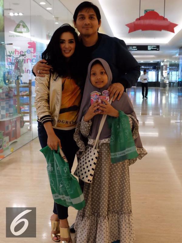 Lucky Hakim bersama putrinya, Nokia dan Tiara Dewi. (Ferry Noviandi/Liputan6.com)