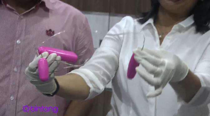 Salah satu barang bukti yang ditemukan di kediaman Gatot Brajamusti, alat bantu seks berwarna merah muda. (Video Bintang.com)