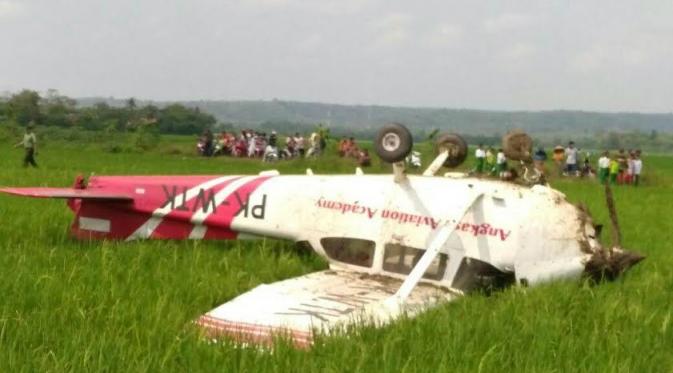Pesawat latih jatuh di Cirebon (Liputan6.com/ Panji Prayitno)