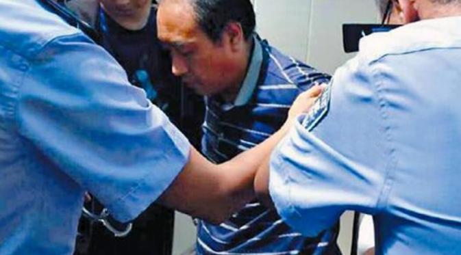 Gao ditangkap polisi setempat saat berada di toko kelontongnya. Ketika itu ia tengah bersama sang istri (News.com.au). 
