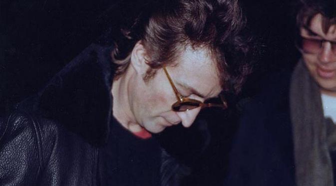 John Lennon dan pembunuhnya, 6 jam sebelum kematian sang bintang (Wikipedia)