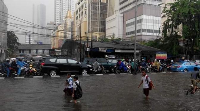 Hujan Deras, Jl. Mas Mansyur tergenang lalu lintas tersendat | foto istimewa