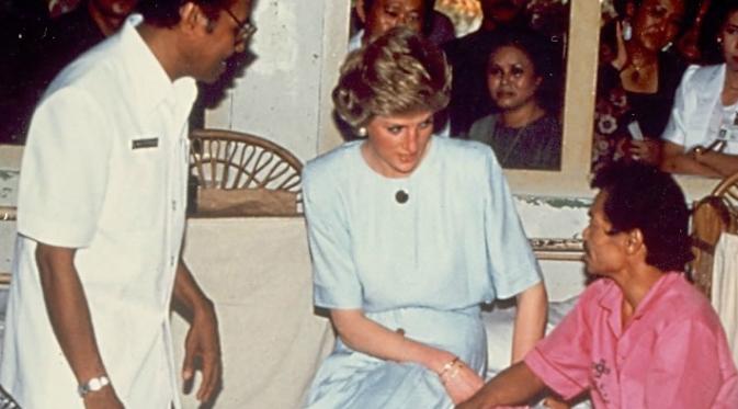 Putri Diana saat mengunjungi rumah sakit yang merawat pasien penderita kusta di Indonesia (The Leprosy Mission)