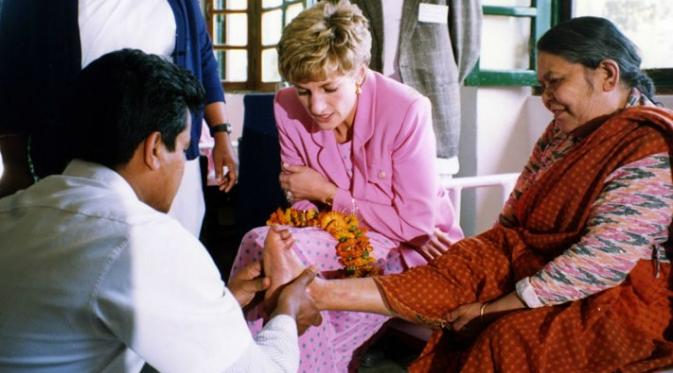 Putri Diana saat berbincang dengan pasien penderita kusta (The Leprosy Mission)