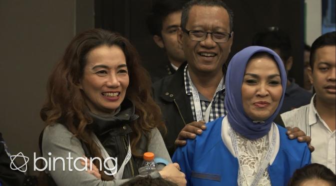 Reza Artamevia tersenyum menyambut kemenangan Gatot Brajamusti menjadi ketua PARFI. (Hasan Iskandar/Bintang.com)