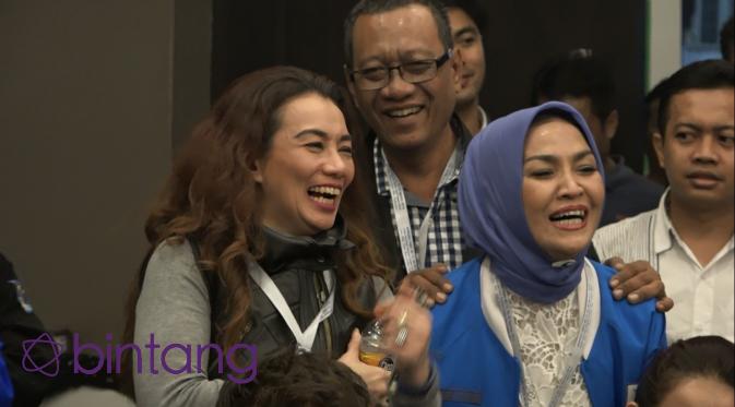 Reza Artamevira mencium tangan Gatot Brajamusti usai terpilih kembali sebagai ketua PARFI. (Hasan Mukti Iskandar/Bintang.com)