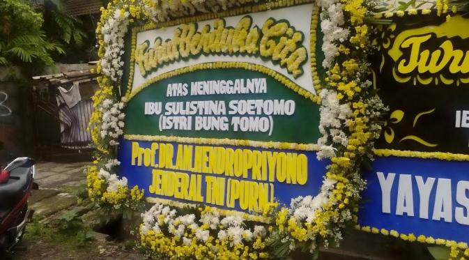 Karangan bunga wafatnya istri Bung Tomo, Sulistina Sutomo (Liputan6.com/Putu Merta Surya Putra)