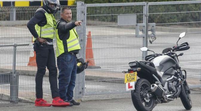 Usain Bolt mengisi waktu luangnya di London dengan belajar naik sepeda motor (Mirror.co.uk)