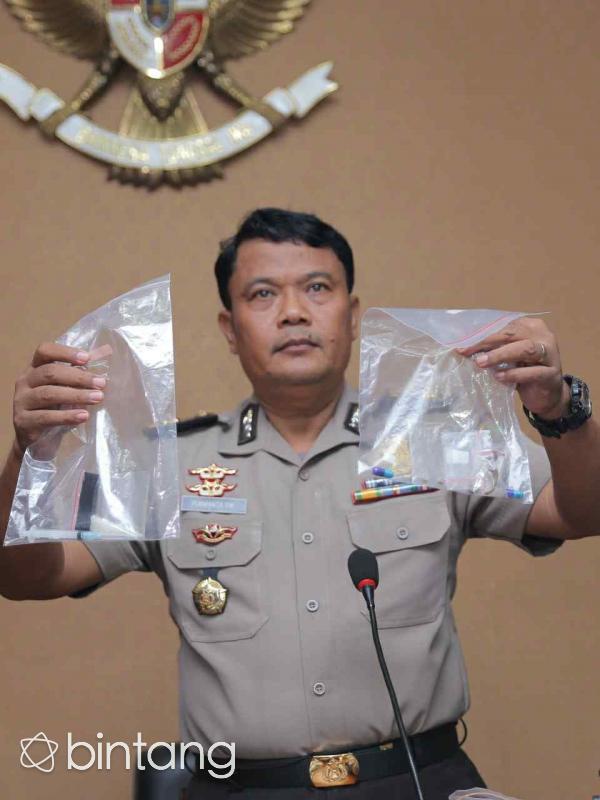Preskon Polres Jakarta Selatan perihal barang bukti pengeledahan di rumah Gatot Brajamusti. (Andy Masela/Bintang.com)